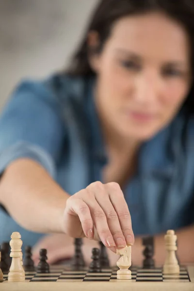 Mujer Jugando Ajedrez Mujer —  Fotos de Stock