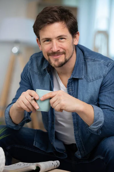 Ein Junger Mann Mit Einem Kaffeeklatsch — Stockfoto