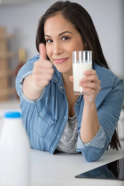 Bella Felice Giovane Donna Driking Bicchiere Latte — Foto Stock