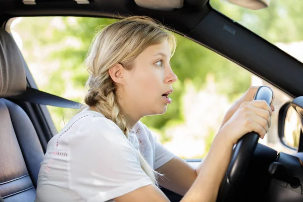 Gestresste Frau Auto — Stockfoto