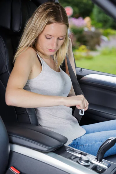 Kadın Elleri Arabanın Emniyet Kemerini Bağlıyor — Stok fotoğraf