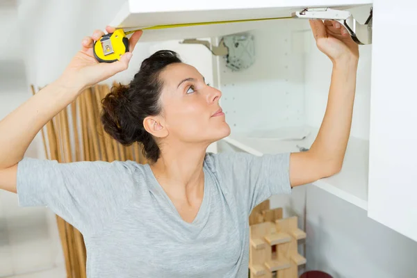 Móveis Cozinha Medidas Femininas Com Fita Métrica — Fotografia de Stock