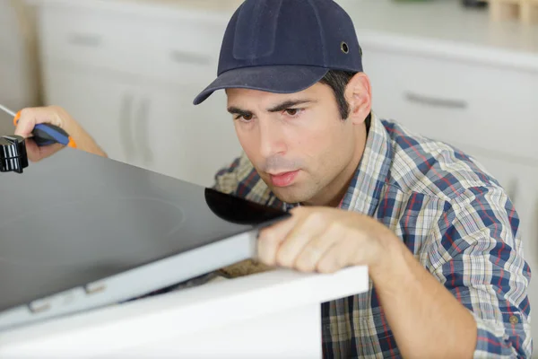 Ein Mann Installiert Küchenarbeitsplatte — Stockfoto