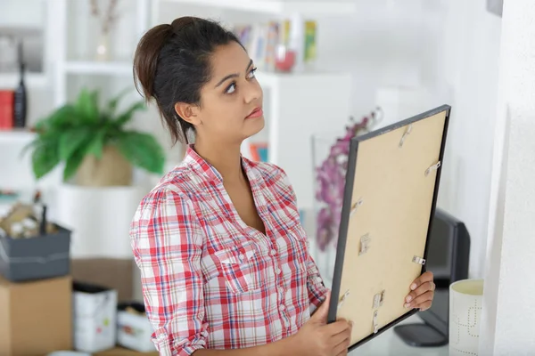 Jonge Vrouw Opknoping Een Foto Muur — Stockfoto