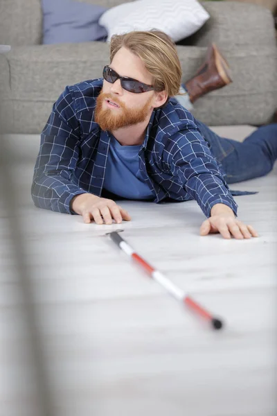 Blinder Mann Ist Hause Auf Den Boden Gefallen — Stockfoto