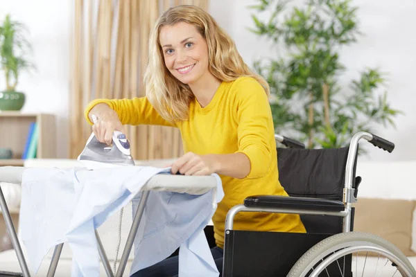 Tekerlekli Sandalyedeki Kadın Evde Ütü Yapıyor — Stok fotoğraf