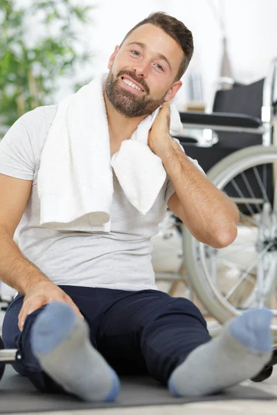 Desactivar Sonriente Hombre Deportivo Con Toalla Cuello — Foto de Stock