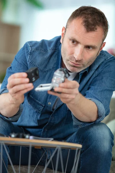 Hombre Estudiando Cómo Reparar Cámara —  Fotos de Stock