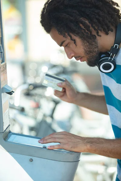 Joven Pagar Con Tarjeta Crédito Bicicleta Alquiler —  Fotos de Stock