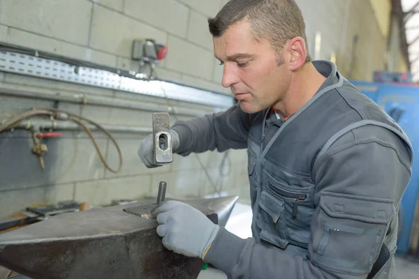 Een Mannelijke Smid Aan Het Werk — Stockfoto