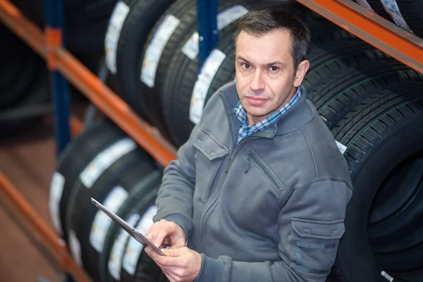 Hombre Neumático Trabajo Garaje —  Fotos de Stock