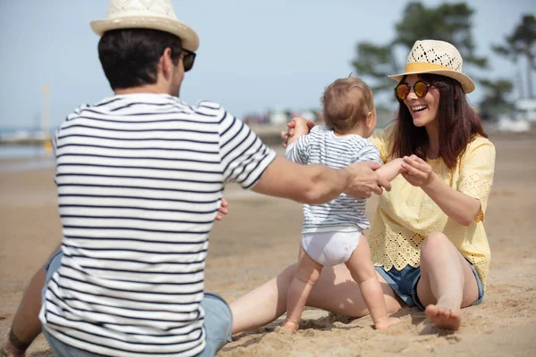 Ein Freudiger Vater Mutter Baby Sohn — Stockfoto