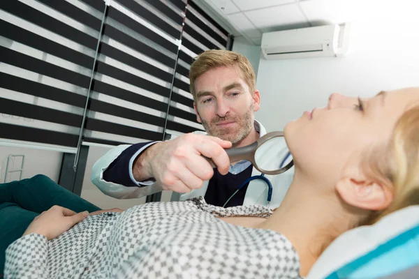 Förstoringsglas Med Mikrober Kvinnligt Ansikte — Stockfoto