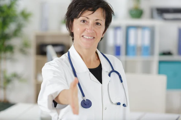 Médico Mulher Apertando Mãos Com Paciente — Fotografia de Stock