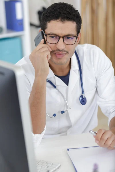 Dottore Sta Parlando Telefono — Foto Stock