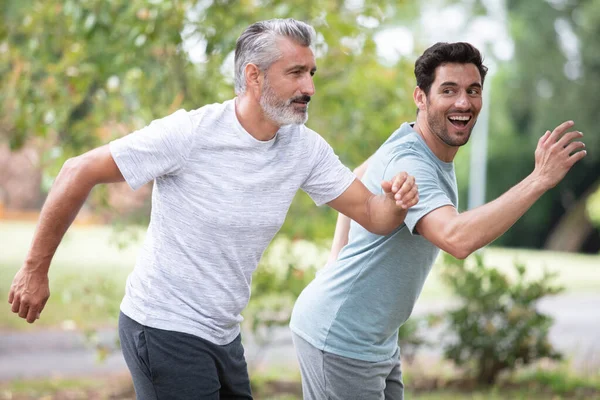 Dos Amigos Masculinos Corriendo Aire Libre —  Fotos de Stock