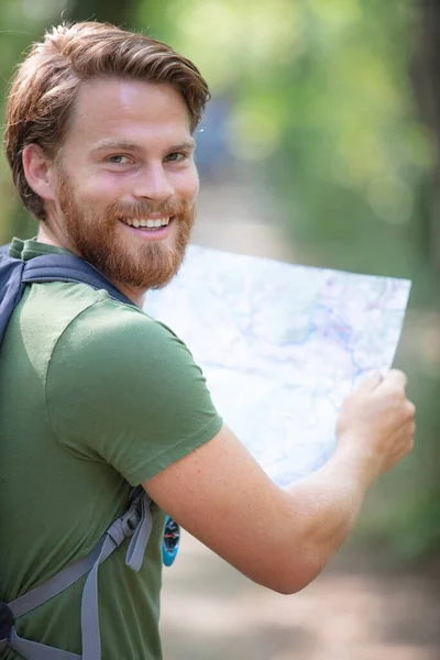 Genç Yakışıklı Yürüyüşçü Doğada Harita Kullanıyor — Stok fotoğraf