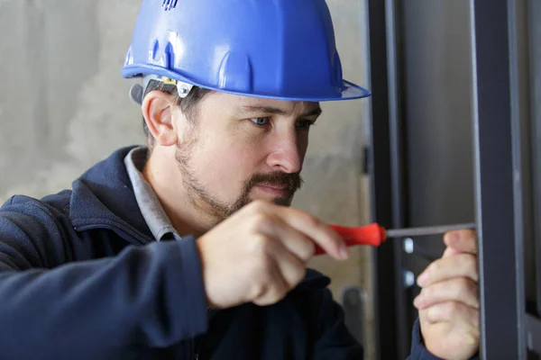 Ein Mann Repariert Ein Fenster — Stockfoto