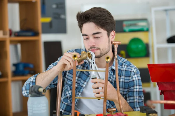 Jovem Encanador Masculino Aperto Tubulação Montagem Com Chave — Fotografia de Stock
