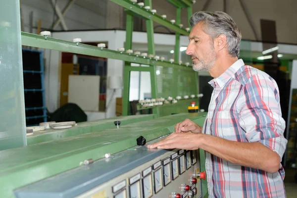 Worker Stood Controls Large Industrial Machine — Stock Photo, Image