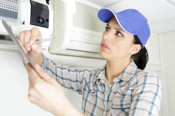 Técnico Femenino Con Portapapeles Por Unidad Aire Acondicionado Montada Pared — Foto de Stock