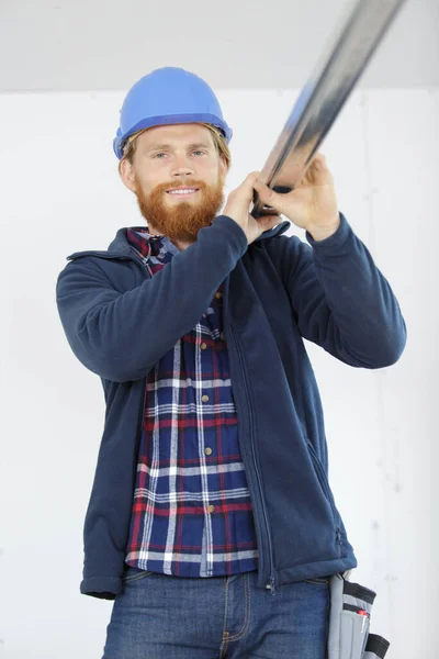 Trabalhador Construção Sorrindo Carregando Uma Barra Metal — Fotografia de Stock