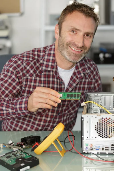 Hombre Feliz Arreglando Electrónica — Foto de Stock