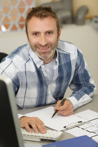 Glimlachende Zakenman Functie — Stockfoto