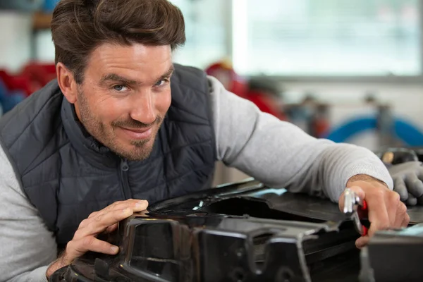 Porträt Eines Mechanikers Bei Der Arbeit Seiner Garage — Stockfoto