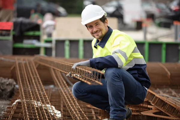 Autentisk Byggnadsarbetare Lyfta Stål Armeringsstång — Stockfoto