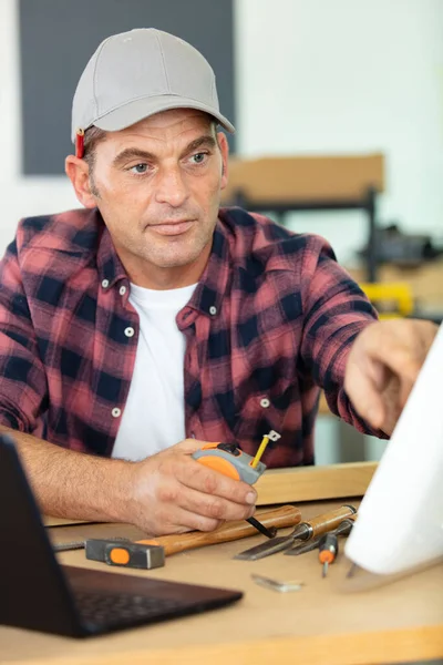 Senior Man Using Computer Work Table — Stock Photo, Image