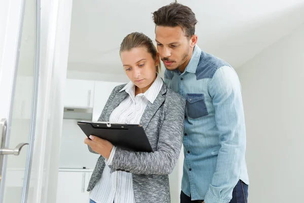 Retrato Una Pareja Con Portapapeles —  Fotos de Stock