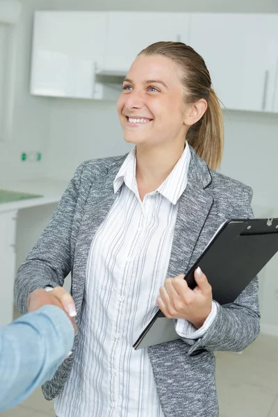 Gelukkige Werknemer Ondertekening Contract — Stockfoto