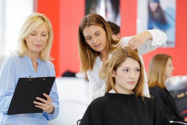 Superviseur Observant Formation Jeune Femme Pour Devenir Coiffeur — Photo