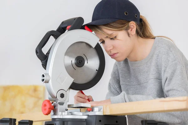 Young Female Carpenter Using Circular Saw Cut — Stock Photo, Image