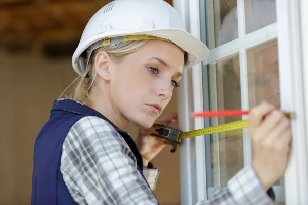 Female Builder Measuring Window — Stock Photo, Image