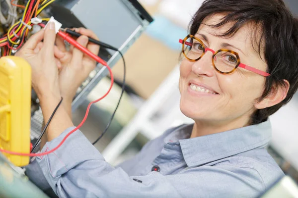 Female Worker Measuring — Stock Photo, Image