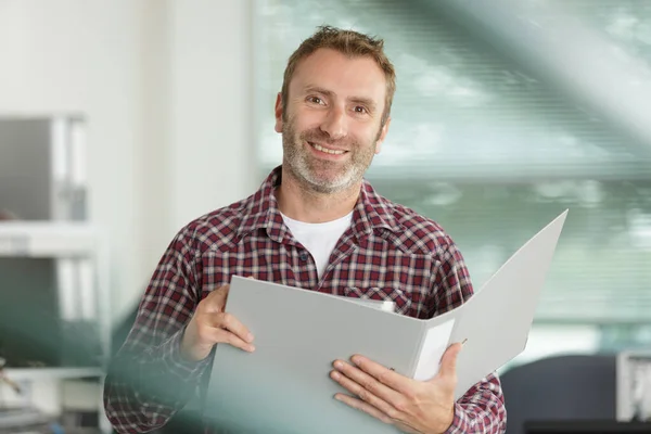 Hombre Guapo Con Carpeta —  Fotos de Stock