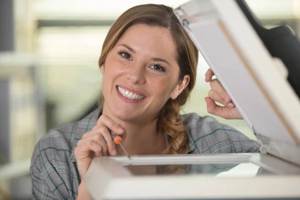 Mujer Feliz Poniendo Conjunto Tinta Plotter Impresora — Foto de Stock