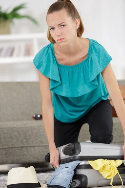 Mürrische Frau Hat Schwer Beim Packen — Stockfoto