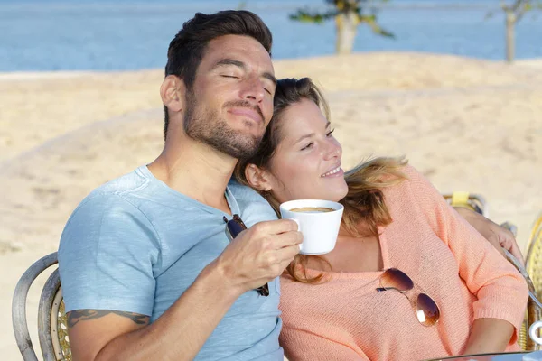 Casal Relaxante Sentado Terraço Hotel Férias — Fotografia de Stock