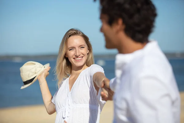 Glada Romantiska Par Njuter Promenad Stranden — Stockfoto