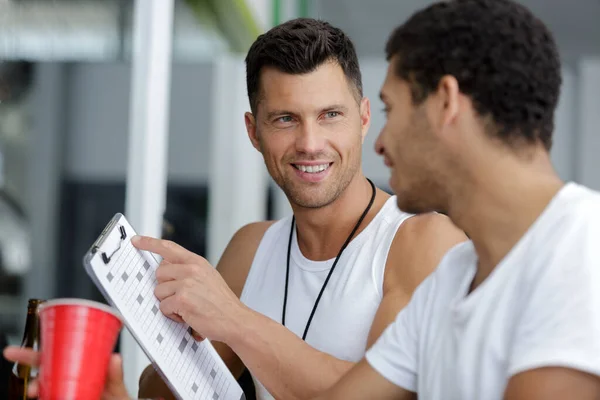 Personlig Fitness Tränare Med Träningsplan — Stockfoto