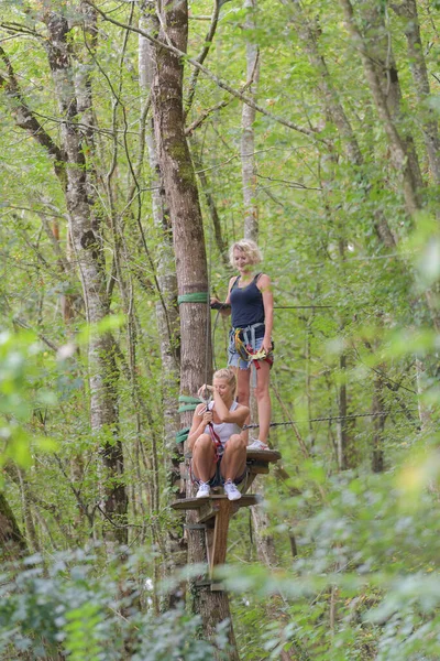 Mulheres Escalando Floresta Aventura Corda Parque — Fotografia de Stock