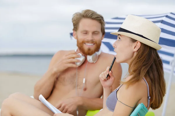 Vriendin Het Strand Denken Voor Een Verhaal Schrijven — Stockfoto