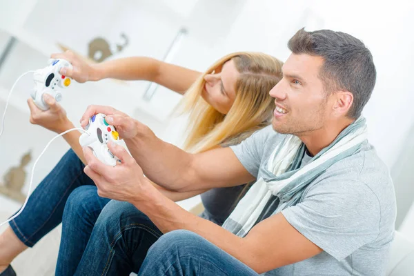 Casal Está Jogando Console — Fotografia de Stock