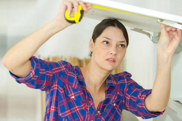 Porträt Einer Frau Die Schranktür Misst — Stockfoto