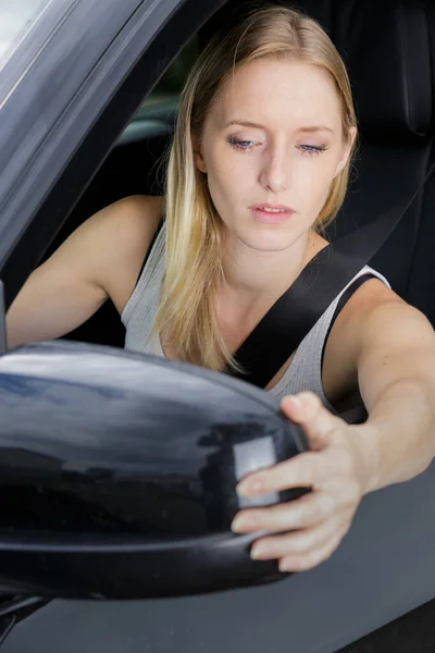 Genç Bayan Sürücü Dikiz Aynasını Tamir Ediyor — Stok fotoğraf