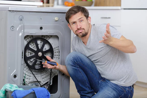 Homem Preocupado Com Roupas — Fotografia de Stock