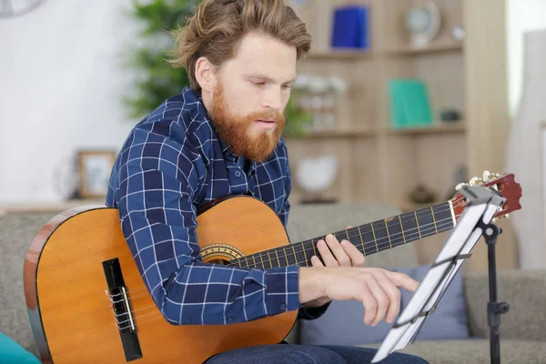 Jovem Tocando Guitarra Lendo Folha Música — Fotografia de Stock